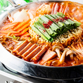 「ブデチゲ」は“部隊鍋”という意味で、アメリカの食文化と韓国の家庭料理が融合した、ピリ辛スープがクセになる韓国発のスタミナ鍋です。