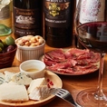 お酒にぴったり合うおつまみも豊富にご用意しています。新鮮な食材を使った一品や、こだわりのメニューが揃い、ドリンクとの相性も抜群です。また、各種コースもご用意しており、特別な日や大人数での集まりにも最適です。多彩な料理を楽しみながら、友人や家族との楽しい時間をごゆっくりとお過ごしください。