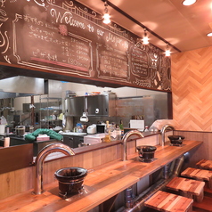 木のぬくもりを感じる店内は女性もが一人でも入りやすい雰囲気です。カウンター席もございますのでお気軽に☆