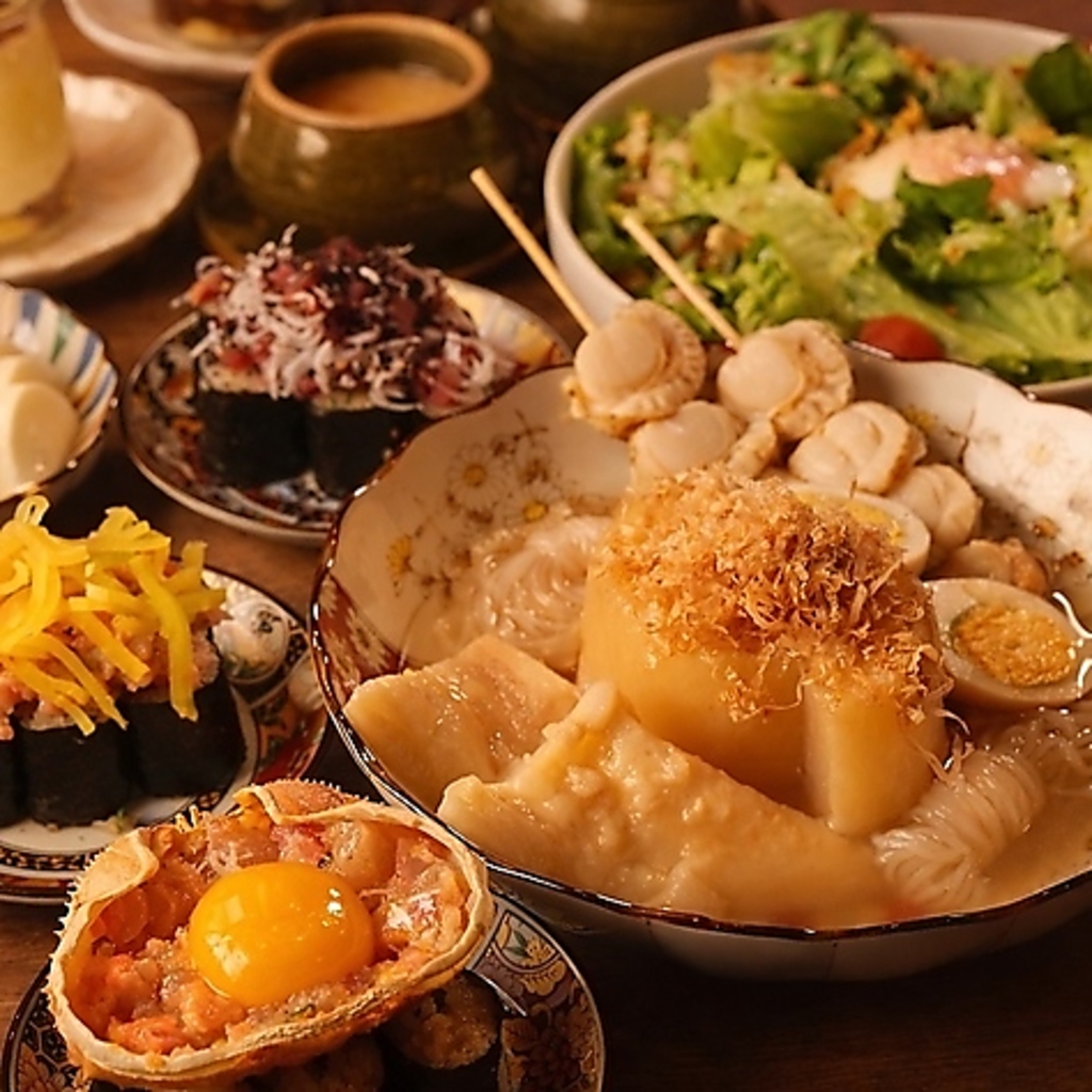 当店自慢の【あて巻き】と、貝の旨みを重ねた出汁で炊く名物おでんを存分にご堪能ください。