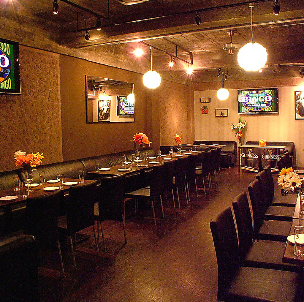 2階のソファー席は着席で最大120席のパーティー可能です！みんなが見やすい大型モニター3台完備！