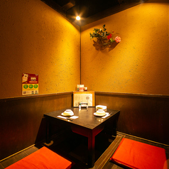 【ゆっくり話せる2名個室】ゆっくりと過ごせる個室で、美味しいお酒とお食事をお楽しみ下さい☆旬の食材を使用した自慢のお料理と豊富な種類のドリンクをお楽しみ頂ける飲み放題付宴会コースを各種ご用意しています。女子会、誕生日、仲間との飲み会など様々なシーンに◎（写真は一例）