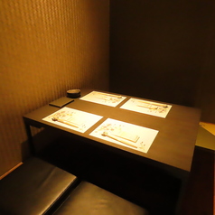 温もりに包まれた隠れ家的な個室は、和の趣が溢れる心地よい空間です。心温まるサービスでお客様をお迎えし、リラックスした雰囲気の中で特別なイベントや記念日をお過ごしいただけます。大切なひとときを、あたたかな思い出に彩りませんか?