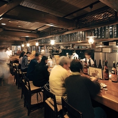 店内入ってすぐのカウンターは色とりどりの食材と職人が丁寧に作る料理に目を奪われます。炉端で魚を焼き上げる様子が見れたり、店内の活気を感じられる特等席です。