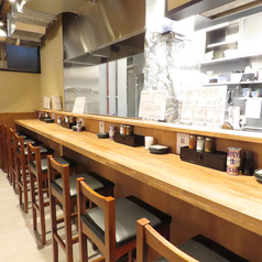 8席のカウンター席は、お一人様やカップルでのご利用に最適です。職人による炭火焼きの様子を間近に眺め、臨場感溢れるライブ感を体験。できたての焼鳥を味わいながら、一日の疲れを癒す静かな贅沢な時間をお過ごしいただけます。お酒のお供に最高です。