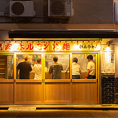1階は人気のカウンター席。料理人との会話も楽しめます