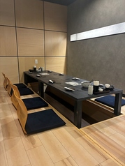 5～16名のご宴会に最適な掘りごたつ席。ほどよいプライベート感のある配置で、気心知れた仲間との集まりや会社宴会にもゆったりお過ごしいただけます。