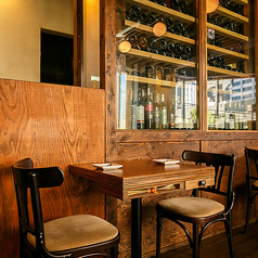 大切な方との特別な食事にぴったりの2名様用テーブル席です！オイスターを囲んで、思い出に残る時間を過ごしませんか？ 銀座でのデートや、ゆっくり語らいたい夜におすすめです☆