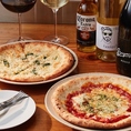 当店のアツアツピザは、料理上手の店長が心を込めて焼き上げています。こだわりの生地と新鮮なトッピングを使用し、外はカリッと、中はモチモチの絶品ピザを提供します。深夜2時まで営業しているので、遅い時間でも美味しいピザを楽しむことができます。友人や家族と一緒に、楽しいひとときをお過ごし下さい。