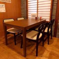 少し雰囲気の違う小上がり席。4名掛けのテーブル席は落ち着いた雰囲気。ゆっくりと料理やお酒をお楽しみいただけます。