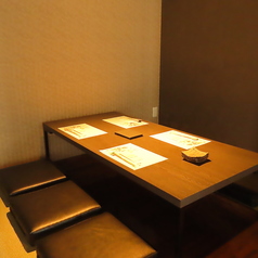 優しい灯りが照らす個室は、心を和ませる温かさが感じられる特別な空間です。和のインテリアに囲まれ、心温まるおもてなしを受けながら、特別なひとときや大切な記念日をゆったりとお楽しみいただけます。当店で、かけがえのない瞬間をお過ごしください。
