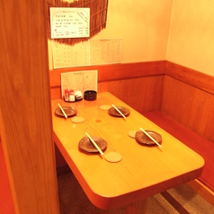 半個室のテーブル席