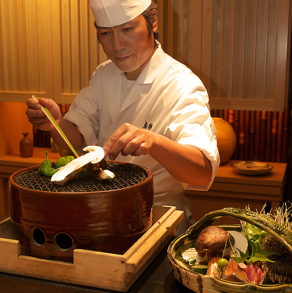 織部以上の懐石料理の焼物は、目の前で炭焼致します。