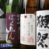 当店の日本酒は、伝統と革新が融合した贅沢な酒体験を提供します。こだわりの日本酒が、日本の美食文化を彩ります。季節ごとに新酒を取り揃え、その鮮度と風味を楽しむことができます。それぞれの季節にぴったりの酒を提供します。(上野 御徒町 居酒屋 焼き鳥 食べ放題 飲み放題 個室 合コン 宴会 コース 貸切 大人数)