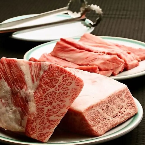 さしが入った最高級ランクのお肉や希少部位をお手頃価格でご提供する大衆的な焼肉店！