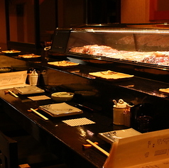 まるで鮨屋のように新鮮な食材がショーケースに並びます。店主の鮮やかな手技を眺めながら和やかにお喋りも楽しめる、臨場感あふれるカウンター席。