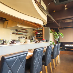 和の美しさが際立つカウンター席は、職人の技を間近で感じられる特別なスポットです。料理人との会話が弾む中で、料理がまるでアートのように楽しめます。心温まるおもてなしの中、お一人様でもリラックスしてお過ごしいただける空間で、ぜひおくつろぎください。