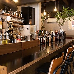 ずらりと並ぶボトルが圧巻のバーカウンター。バータイムには、熟練のバーテンダーが作るカクテルやワインを心ゆくまでお楽しみいただけます。落ち着いた照明に包まれながら、一日の終わりに自分へのご褒美の一杯をいかがでしょうか。