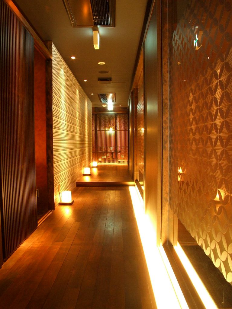 ほっとくつろげる隠れ家的雰囲気……周りを気にせずごゆっくりお過ごしください。