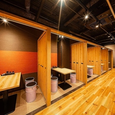 【2～50名様】ご案内可能なテーブル席もご用意ございます！各種ご宴会使いは勿論、お仕事終わりや普段使い、デートに女子会等幅広いシーンでお使いいただけます◎※お席の写真は系列店になります。