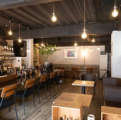 都会の喧騒を忘れさせてくれる、落ち着いた雰囲気の店内。カフェタイムは明るい陽光を感じながら、バータイムはムード満点のライティングの中で、厳選されたお酒を。普段使いはもちろん、大切な方をご案内したくなるような特別な空気感が漂います。