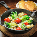 料理メニュー写真&nbsp;15. えびとトマトのアヒージョ