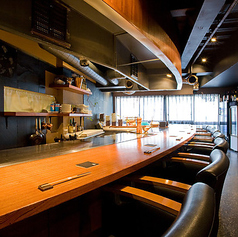 10席のカウンター席をご用意しており、椅子はゆったりと座れる快適な環境です。