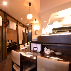 当店のカウンター席は、１０席ご用意しております。お一人様からご友人とのお食事まで、アットホームな雰囲気の中でお楽しみいただけます。シェフの技を間近でご覧いただきながら、こだわりの料理とお酒をお楽しみ下さい。