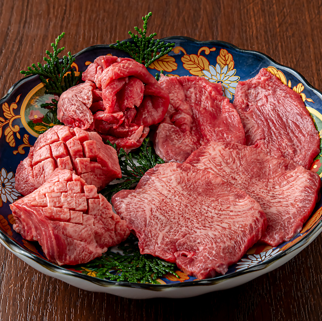 柔らかなタン元からコリコリ食感のタン先までこの一皿で全部楽しめる贅沢な盛り合わせです。