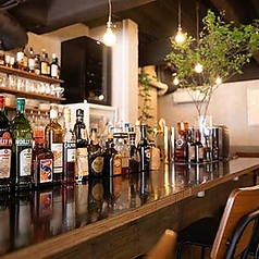 広々としたカウンター席は、カフェタイムにはお仕事や勉強に最適なコワーキングスペースとしてご利用いただけます。Wi-Fiとコンセントも完備しており、こだわりの珈琲をお供に作業が捗ります。夜は一転、デートや語らいにぴったりなお洒落なバー空間へと表情を変えます。