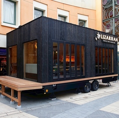 "トレーラーハウス"窓側には6名・4名・4名・6名で使えるゆったりソファー席を完備し、カップルシートとしても利用可能。ロフト席は寝ころべるほど広いフラット空間で2～4名に最適。下階には4～6名のBOX席、さらに10名分のテーブル席も揃い、多様なシーンで楽しめる特別空間です。