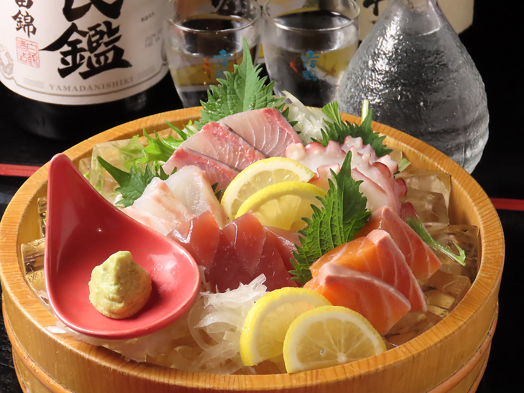 「旬のお造り5種盛り合わせ」1580円は、毎日仕入れの新鮮なお魚たちです♪