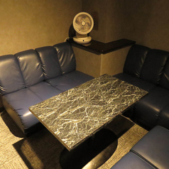 カラオケ個室やお座敷席など、ゆったりとお寛ぎいただけるお部屋をご用意しております。落ち着いた雰囲気のお店では、会社宴会や女子会、同窓会、ご友人同士のお食事、ご家族でのお集まりなど様々なシーンでご利用いただけます。また、10名様以上で貸切可能ですので、お気軽にお問い合わせください。