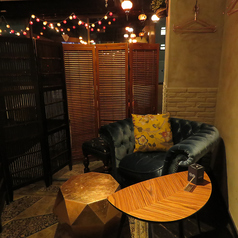 仕切りで囲い、半個室のようなプライベート空間をお楽しみいただけます。お席でセルフオーダーをご利用いただけます。