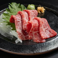 黒毛和牛の鮮度十分に生かした肉刺身料理は必食！の写真