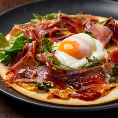 自家製クリスピー生地で絶品ピザをご提供！の写真