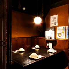 【4名様向け個室】仕事帰りにふらっと一杯、仲間との気軽な飲み会にご利用下さい。少人数でゆったりお過ごしいただける空間。名物博多もつ鍋や馬刺しなど本格九州料理と、厳選芋焼酎を囲めば会話も弾みます。日常使いにも、ちょっとした特別な日にもご活用頂けます。皆様のご来店を心よりお待ちしております。