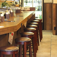 一人でも友達とでも、カジュアルに楽しめるおしゃれなスポットです。カウンター席からは料理の美しさを間近に感じられ、目でも楽しめます。 デートにも最適で、会話が弾む雰囲気が広がっています。心地よい空間で、素敵な思い出を作ることができるでしょう。