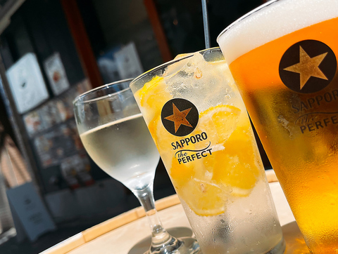 昼からスペインバル風居酒屋でお好きなアンティパストとワインを選んで嗜める店内