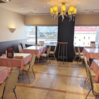 窓際のテーブル席からは福山城が一望できる♪