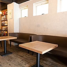 深く腰掛けられるソファ席は、長時間の読書や大切な人との会話を楽しみたい時に最適。カフェタイムにはコワーキングの合間のリフレッシュに、バータイムにはワインを片手に女子会など、プライベート感を大切にしたいシーンに喜ばれるお席です。