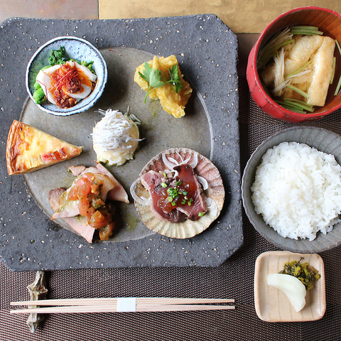 大人の方がくつろげる落ち着いた雰囲気のカフェ　繊細な料理とスイーツ