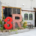 当店は、果物を使ったユニークなハンバーガーとこだわりのコーヒーをお楽しみいただけるお店です。