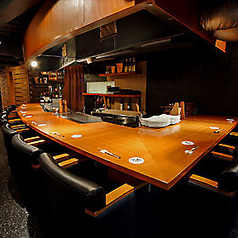 ４～6名様位なら話もしやすいカウンター席のL字部分です。予約時にお申し付け下さい。