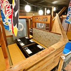 ≪屋形船席≫船の中は8名まで対応の掘りごたつ半個室になります!隣のお客様とは扉で完全に区切っているので、厨房側だけのぞけるライブ感ある席になっております!隣と目が合う事はないので個室として利用しても問題ないと思います!