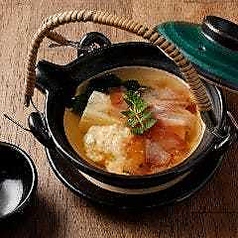 若布と筍、鴨入り鶏つみれの土瓶蒸しです。の写真