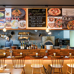 カウンター席は、友人とのお食事やおひとり様でのご利用に最適です。