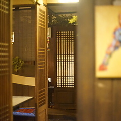 開放感を感じられる窓側のお席は、昼夜問わず明るく清潔な印象を与えてくれます。外の気配を感じつつも、店内の落ち着いた雰囲気はしっかりキープ。ゆったりとしたスペースを確保しているため、お食事の合間もリラックスして過ごせます。美味しいお肉と共に、心地よい空間美をぜひお楽しみください。