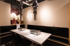 VIPルームの個室席をご用意◎実は10名様までVIPルームの貸切が可能！お店全体を広々としたプライベート空間として独占できちる特別席。周りの目を気にせずワイワイ盛り上がれるから、会社仲間の宴会や接待などの特別な宴会にぴったり。