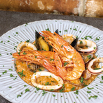 エビをまるごと使用した豪華な「有頭エビとたっぷり魚介トマトリゾット」が1738円(税込)味わえます！